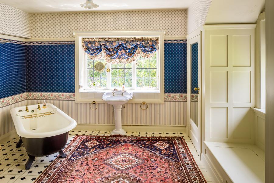 Blue room's bathroom
